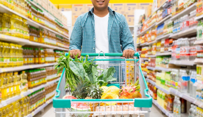 Boodschappen doen in supermarkt en achteraf betalen